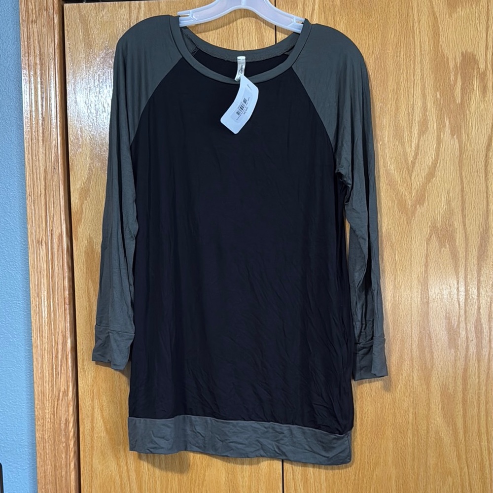 Black and Green Women's Raglan Top